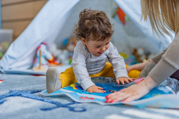 Un niño juega con pintura en el centro infantil the little woodrakkers