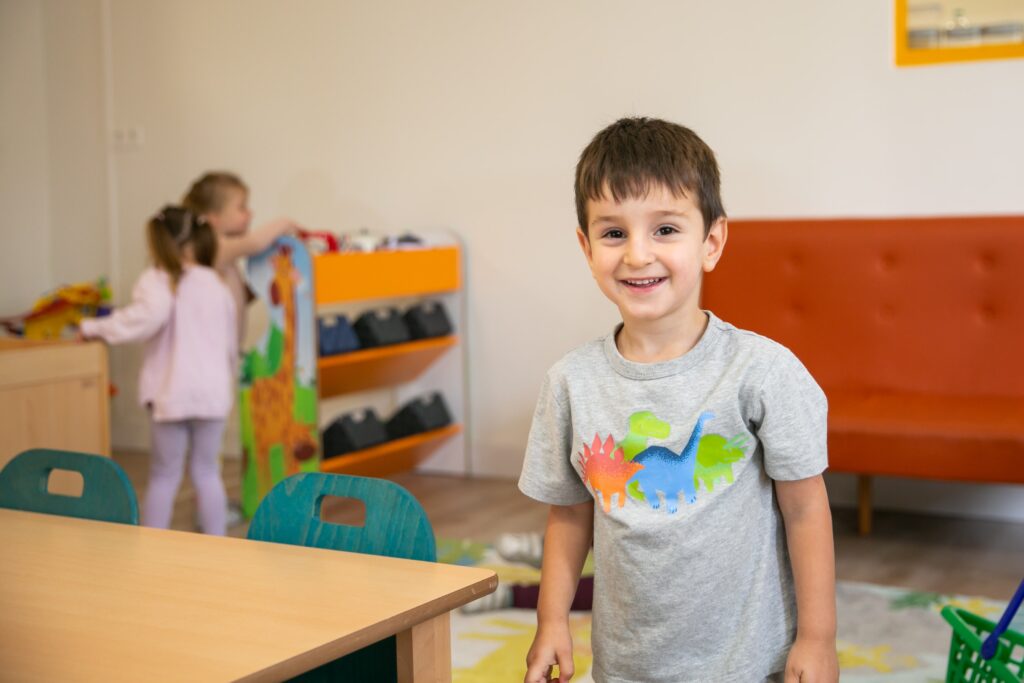 Lachend kind in Kindercentrum de kleine houtrakkers.