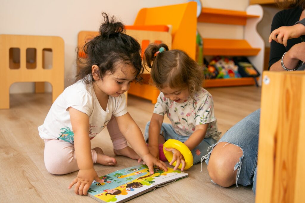 Enfants jouant à la crèche