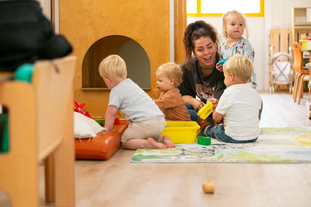 Leidster speelt met kinderen